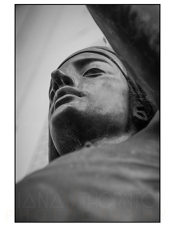 statue LR